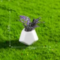 Miniatuur kunstpotted plant met witte geometrische pot en paarse bladeren voor DIY decor. - Paars