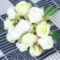 Künstlicher Rosenstrauch 12 Köpfe Weiße Kunstblumen für Hochzeit Fotografie Requisite Deko - Weiß und Grün