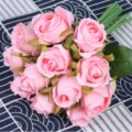 Künstlicher rosa Rosenstrauß mit zwölf simulierten Blütenköpfen und grünen Stielen für Heimdekoration. - Rosa