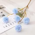 Nahaufnahme eines blauen künstlichen Pompon-Blumenzweigs mit detaillierten Blütenblättern. - Blauer Löwenzahn mit 5 Köpfen