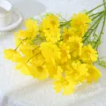 Künstlicher gelber Gänseblümchen Seidenblumenstrauß als Fotorequisite und Heimdekoration. - Gelb