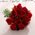 Kuenstlicher roter Rosenstrauss 12 Koepfe Kunstblumen Hochzeit Braut Fotografie Requisite - Knallrot