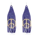 Dettaglio ravvicinato di orecchini con frange di perline blu e oro e simbolo della pace boho chic. - Blu