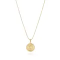 Nahaufnahme der goldenen Buchstaben O Anhänger Halskette mit filigraner Kette und Schmuck. - Gold O
