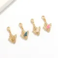 Vista detallada de dijes de mariposa DIY chapados en oro con circón y esmalte colorido. - Estilo 3 / Paquete de 4