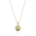 Primo piano dettagliato della collana a catena dorata con ciondolo circolare arcobaleno. - Stile Tondo Arcobaleno Multicolore (NE0351)
