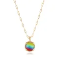 Collana con catena a graffetta dorata e ciondolo rotondo a righe arcobaleno colorate gioiello donna - Stile Tondo a Strisce Arcobaleno (NE0351)