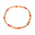Detailopname van de kleurrijke edelsteen en vergulde kralen armband, prachtige boho-stijl. - BR0106 / Rode Serie