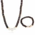 Handgemachte Muschel und Perle Halskette Armband Set Detail mit goldenen Abstandshaltern. - Grau