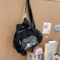 Sac à dos ita noir à cordon avec fenêtre transparente, parfait pour les fans d'anime. - Sac + Planche d'insertion / Noir