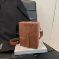 Borsa a tracolla design cravatta abito novità, elegante borsa scatola casual in pelle PU. - Marrone