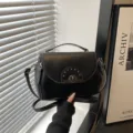 Sac à main rétro en cuir PU noir pour femmes, rabat classique, serrure métal et bandoulière. - Noir
