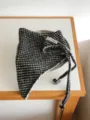 Gros plan sur le foulard triangulaire tricoté en noir et blanc avec liens, accessoire chic. - Noir