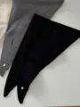 Weicher 100% Wolle kleiner Schal, gemütlicher Winter-Halswärmer mit Schlitz und Metallanhänger. - Schwarz