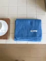 Bufanda de lana tejida gruesa y cálida para invierno, diseño y detalle clásico. - Azul claro