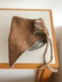 Détail d'écharpe triangulaire en tricot avec motif texturé et liens pour femme automne. - Orange