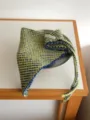 Foulard triangulaire en tricot pour femme, écharpe cache-tête mode chaud hiver carreaux bleu jaune. - Vert clair