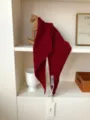Detalle bufanda triangular de lana roja, pañuelo de invierno cálido y calentador de cuello. - Burdeos