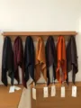 Detailansicht warmer reiner Wolle Dreieckschals in verschiedenen Farben ordentlich aufgehängt. - Dunkelrot