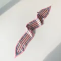 Détails du foulard en soie rose élégant avec motif rayé classique pour femmes. - Rose