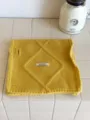 Bufanda de invierno tejida amarilla lisa con detalle de botón y etiqueta estilo acogedor. - Amarillo
