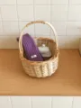 Vista detallada de la elegante bufanda de punto morada con etiqueta en la cesta. - Púrpura