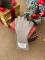 Vue détaillée de gants d'hiver douillets en laine tricotée avec étiquette, décor de fête. - Mocha