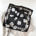 Carré de soie noir avec imprimé de fleurs de camélia blanc et bordure de chaîne élégante. - 53cm Carré / Noir