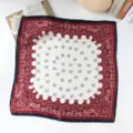 Detail van retro paisley zijden sjaal, klassiek rood en blauw patroon chic dames hoofddoek. - Rood