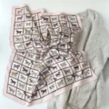 Pañuelo de seda rosa con patrón de cuadrícula de caballos elegante pañuelo de cuello de mujer. - Rosa