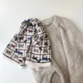 Pañuelo de seda elegante con estampado de caballos y cuadros, accesorio retro para mujer. - Blanco