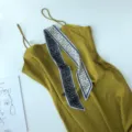 Mosterdgeel slipkleed gecombineerd met zwart-wit bedrukte smalle elegante halsdoek set. - Alfabet
