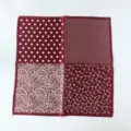 Luxuriöses 53cm Seidentuch quadratisch mit asymmetrischem Pünktchen und Paisley Muster. - Rot