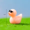 Miniature canard en resine rose avec lunettes de soleil decor micro paysage de mousse 1.6cm - N°2 Rose
