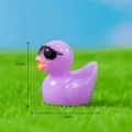 Figurine miniature de canard en résine violette avec lunettes de soleil, parfaite pour le micro déc. - No.3 Violet Tie-Dye