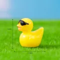 Mini figurine canard jaune en résine avec lunettes de soleil, déco mousse 1.6cm pour micro-paysage. - Beige