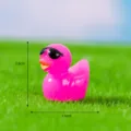 Mini figurine de canard en resine rose avec lunettes de soleil paysage de mousse decor - No.10 Rose Rouge
