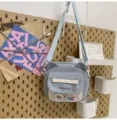 Niedliche blaue Umhängetasche mit Bärenohren im Kawaii-Stil, Detailansicht der Schultasche. - Blau