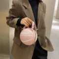 Modische rosa basketballformige Umhängetasche mit Kette für Damen kreativ im Alltag - Rosa