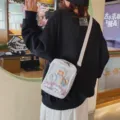 Bolso ita transparente para chapas anime, lindo bolso cruzado de estudiante con bolsillo. - Blanco