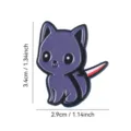 Gros plan d'un mignon pin's émaillé de chat violet avec un design de couteau unique et détaillé. - Chat Violet avec Couteau / Chat 1