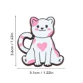 Gros plan de la jolie broche chat rose et blanche montrant des dimensions précises. - Chat 5