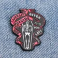 Broche émaillée cercueil squelette style punk sombre, accessoire de mode gothique cool. - Style Crâne Cercueil (D18-5-894)