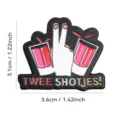 Kreatives Friedenszeichen Metall Emaille Revers Pin lustiges Trinkbrosche Abzeichen! - Peace Zeichen Getränke TWEE SHOTJES (D19-2-930)