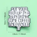 Broche emaillee citation drôle café chignon design en metal accessoires de vetement - Slogan blanc