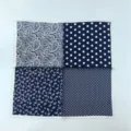 Dunkelblaues weißes Seiden-Quadrat-Halstuch mit klassischen Paisley- und Punktmustern. - Marineblau