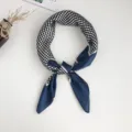 Vista detallada de un pañuelo de seda azul marino con lunares, elegante bufanda geométrica. - 70x70cm / Azul