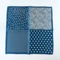 Seidenes Einstecktuch Detail mit klassischem Paisleymuster und Punkten in glänzender Optik. - Blau