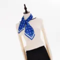 Detailansicht eines blauen Seidenschals mit Punkten, elegantes Halstuch und Haaraccessoire. - 80cm Quadratisches Halstuch / Blau