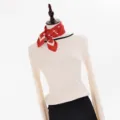 Retro gepunkteter Halstuch und weisses Rippstrick Oberteil Detail fuer Damen Modestil. - 80cm Quadratisches Halstuch / Rot